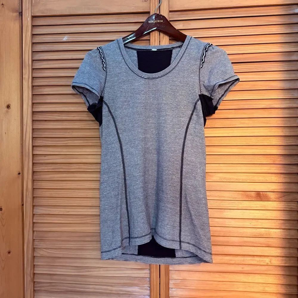 Lululemon Athletica Black and Gray Short Sleeve Top size 6
